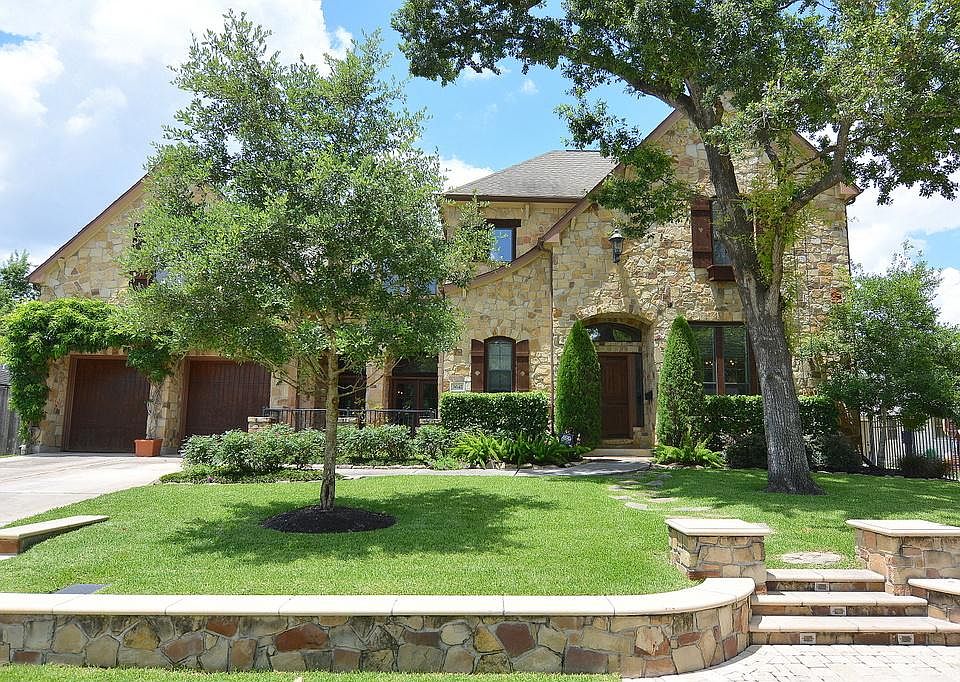 Spectacular, heavily customized Braes Heights home, within walking distance from Mark Twain Elementa