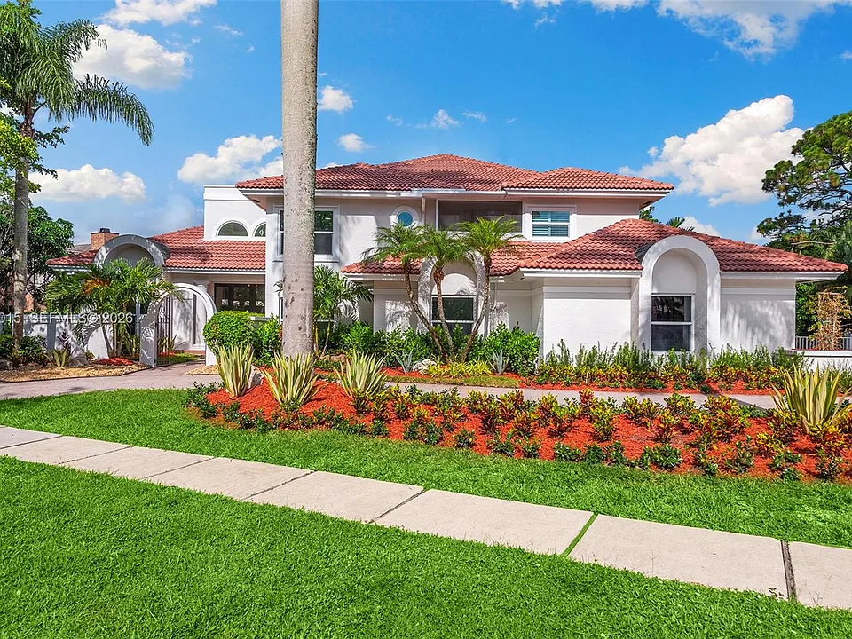 4499 Woodfield Blvd