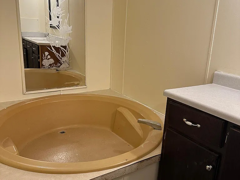 Bath tub in master bathroom
