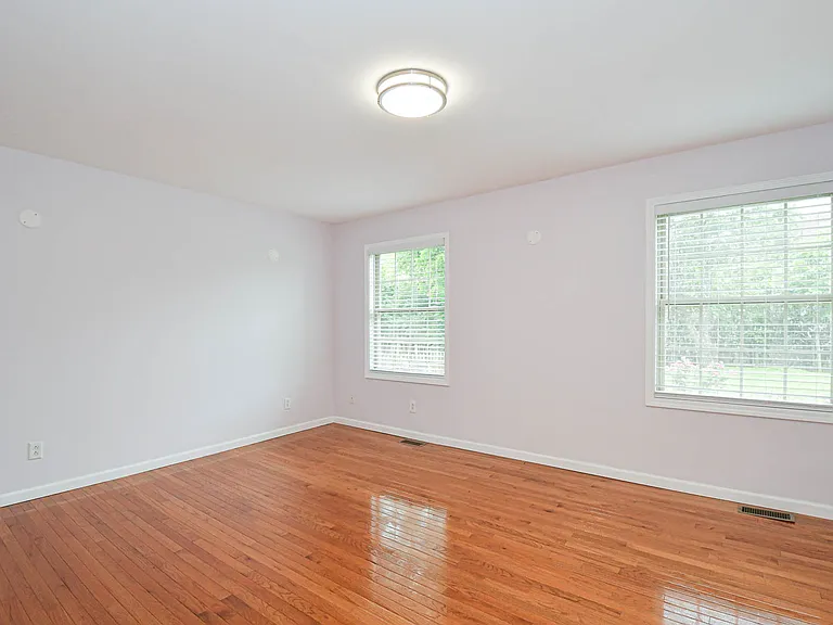 819 Renee Ln — Photo 16