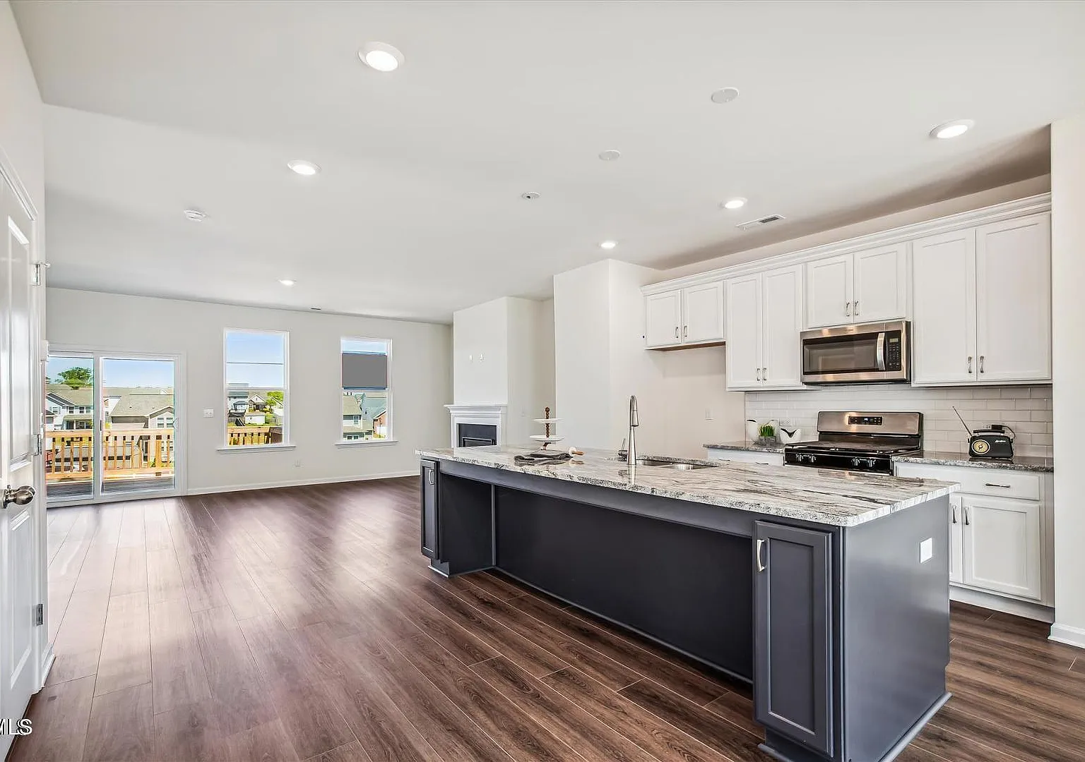 4 bed, 3.5 bath, $2,500 — Photo 3