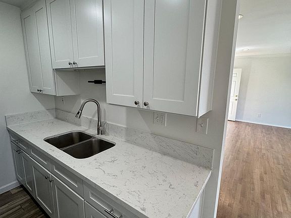 4th image of 1425 N Mansfield Ave #11