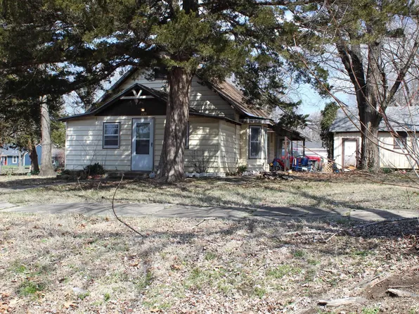 229 W 4th St, Lyndon, KS 66451