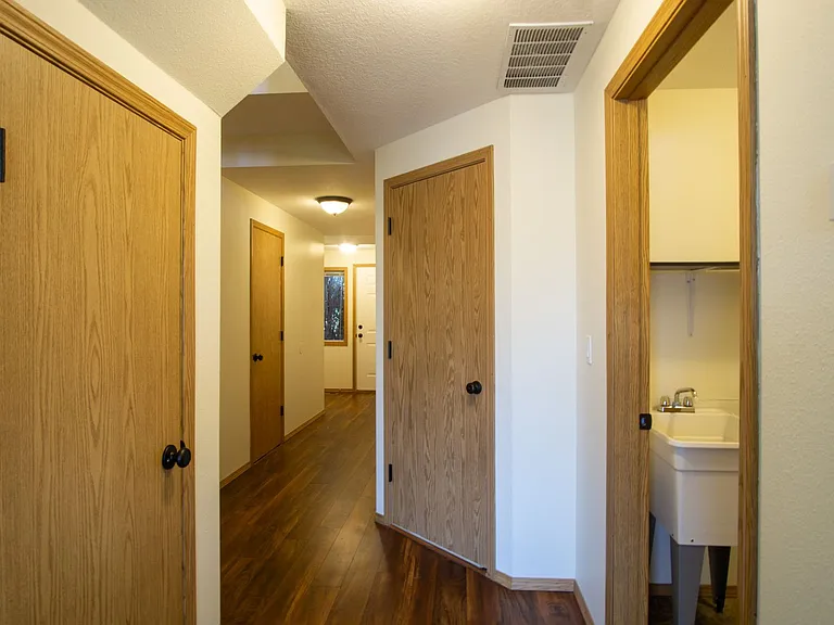 Great Piedmont 3 Bdr Townhouse w/Fireplace, DW + Garage! — Photo 11