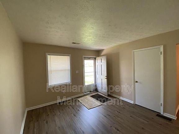 3rd image of 1840 Chatsworth Dr