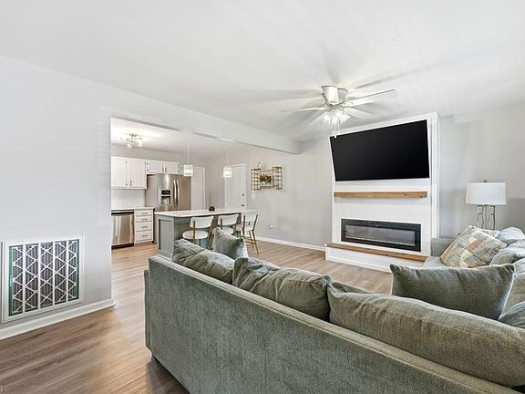 2nd image of 200 Creeksedge Ct