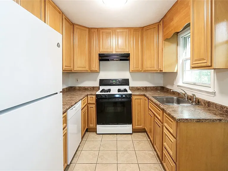 Gables Ct — Photo 4