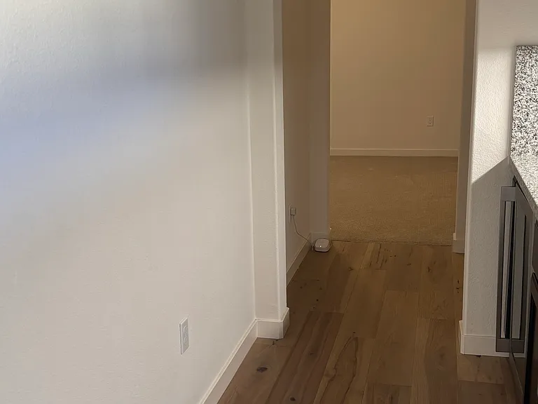 15896 Riverton Ave — Photo 4