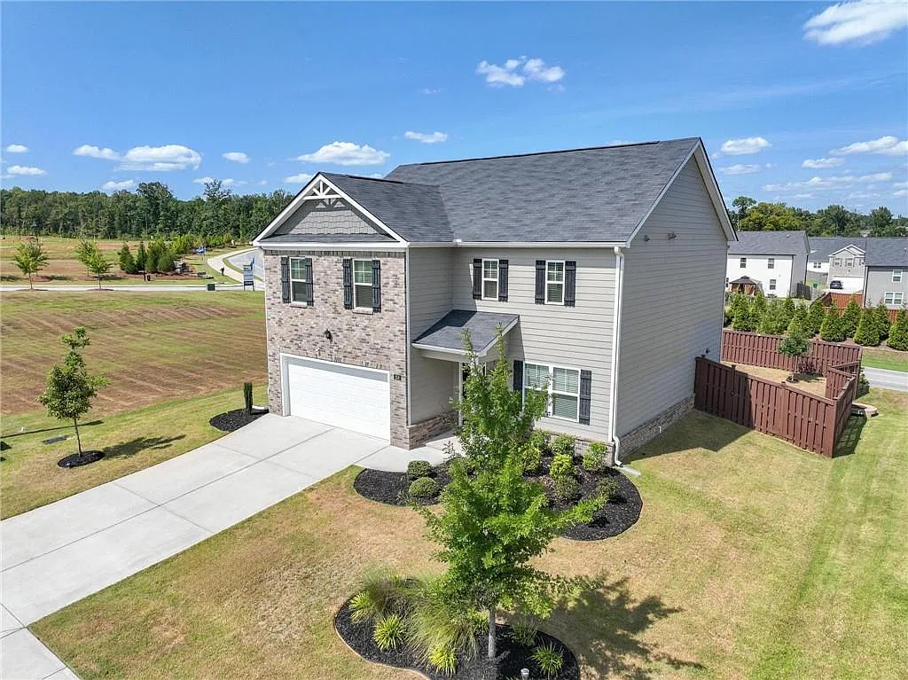 4 bed, 2.5 bath, 2361 sqft, $2,600 — Photo 2
