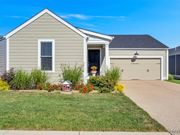 5028 Barter St, Saint Charles, MO 63301