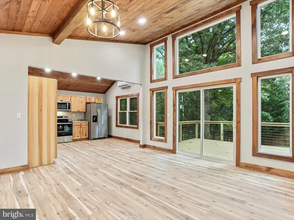 348 Sleepyview Ln, Berkeley Springs, WV 25411