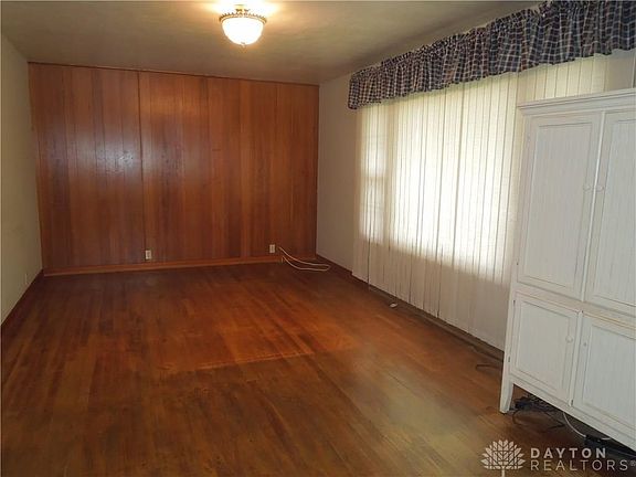5th image of 709 Stichter St