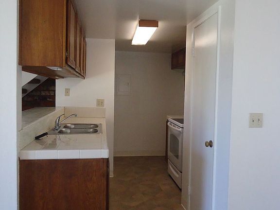 2nd image of 2652 N Victoria Ave