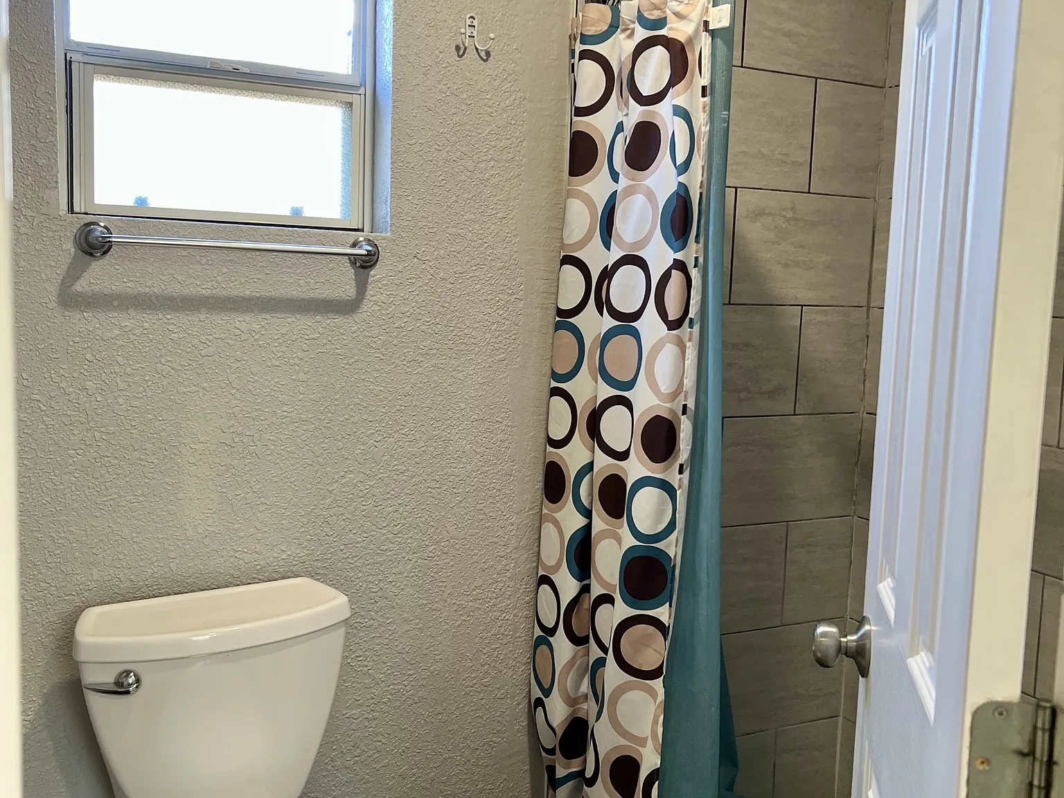 2 bed, 1.0 bath, $950 — Photo 2