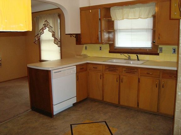 5th image of 8221 Rosewood Ave