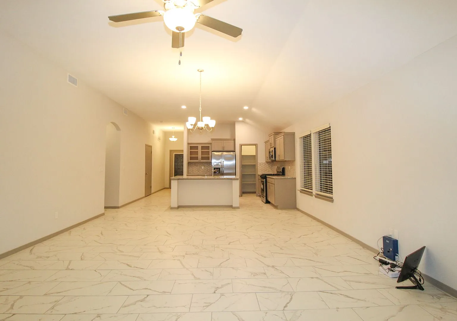 13709 Lago Vista Ave Horizon Town Center 4BR/3BA Home with Refrigerated Air — Photo 4