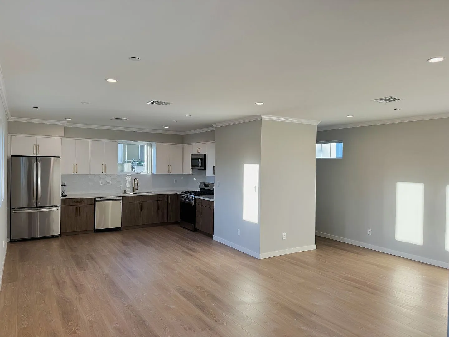 New building, 3 story townhouse, 2+2.5, gated, 2 balconies, great natural light, Secure parking — Photo 2