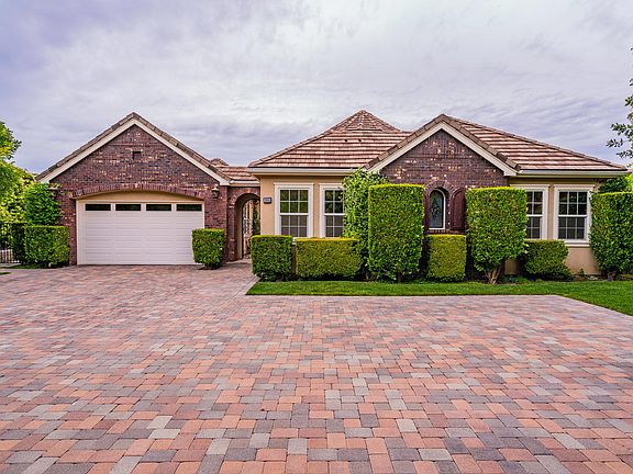 2nd image of 1685 Sycamore Canyon Dr