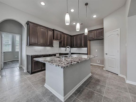 5th image of 115 Mayhaven Ct
