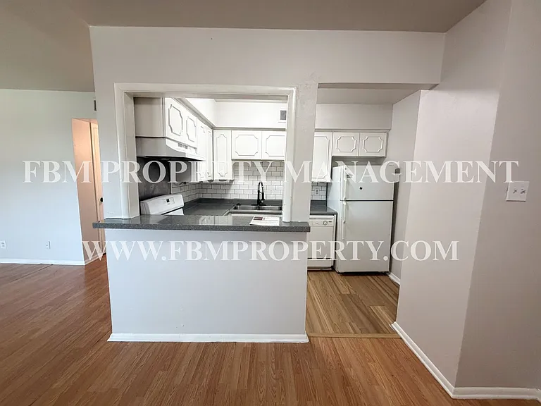 518 N Rogers St #202 — Photo 13