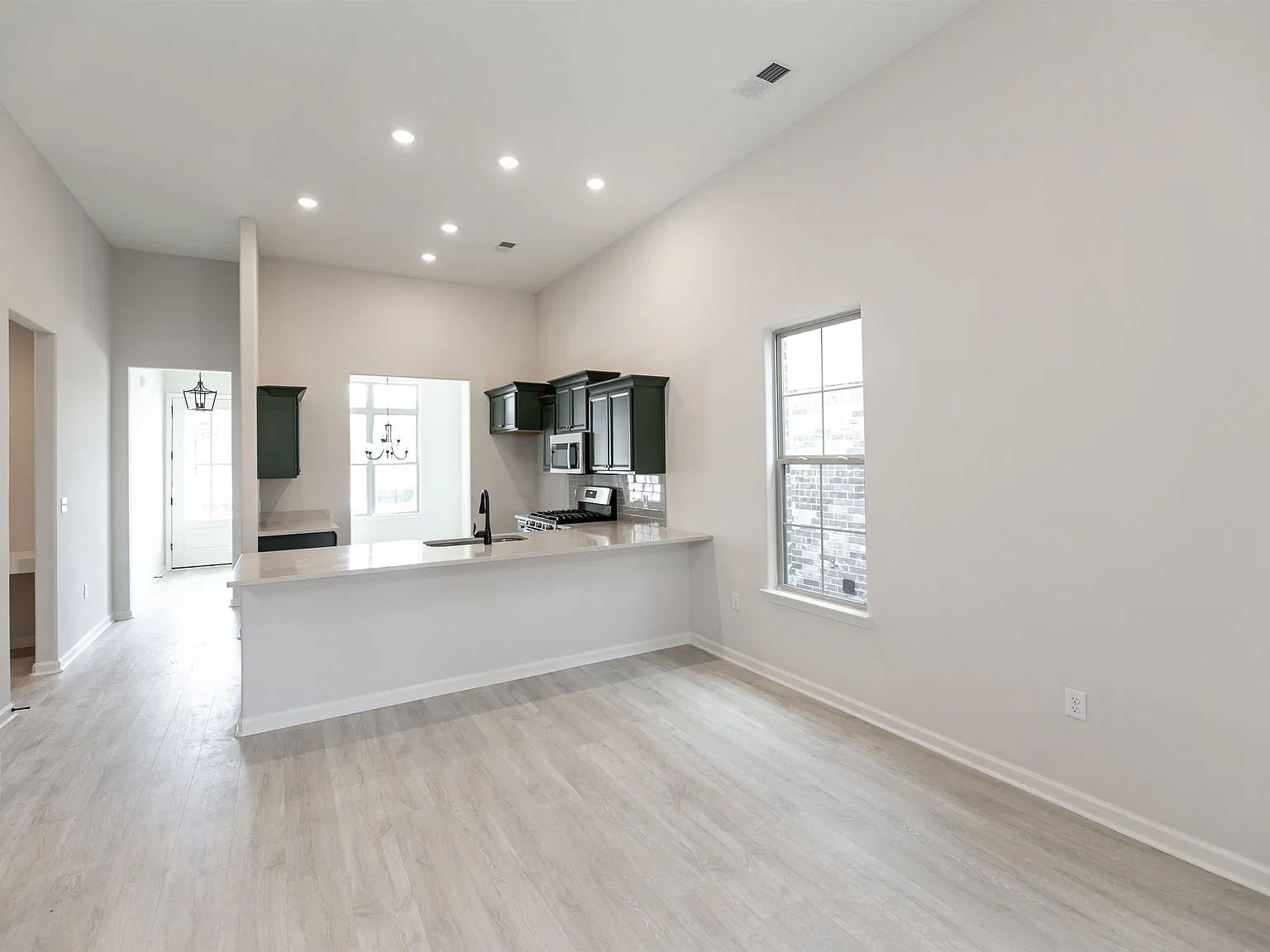 4 bed, 3.0 bath, 2209 sqft, $2,400 — Photo 4