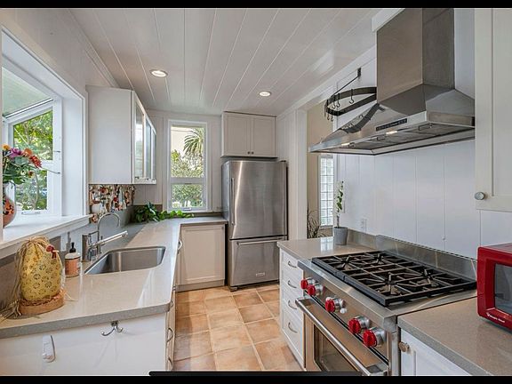 5th image of 131 Berkshire Ave