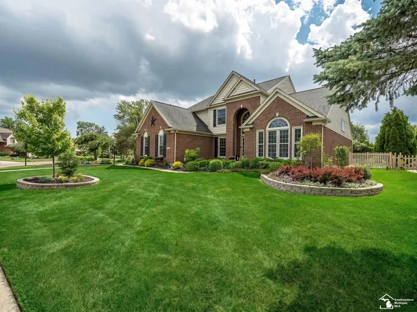 816 Regents Park Dr, Monroe, MI 48161