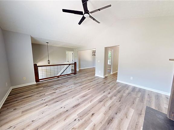 4th image of 594 Princeton Dr