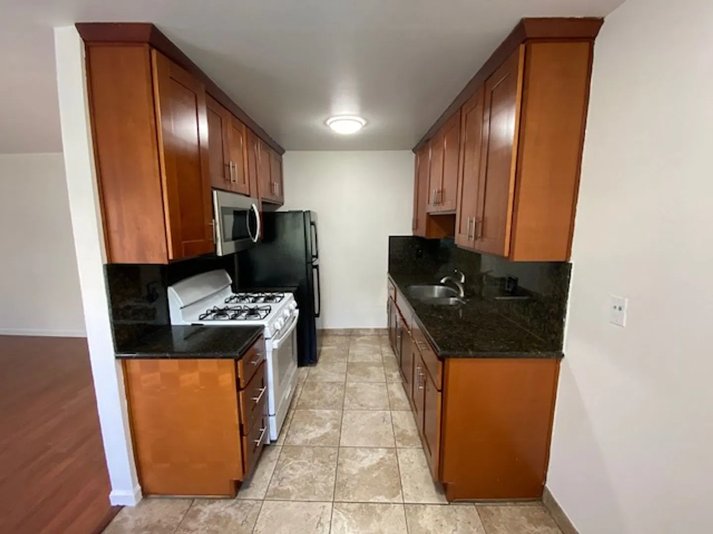 1835 Robin Ln — Photo 3
