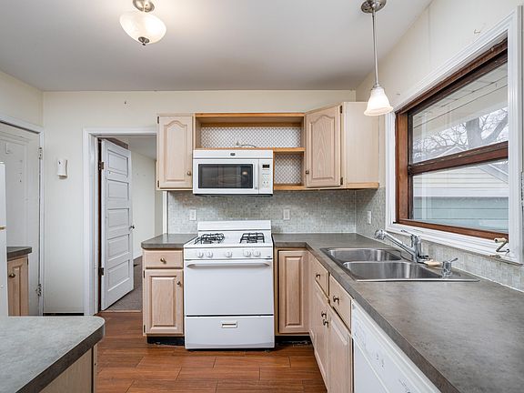 3rd image of 814 Burke Ave NE