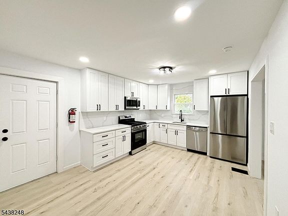 5th image of 121 Henderson St