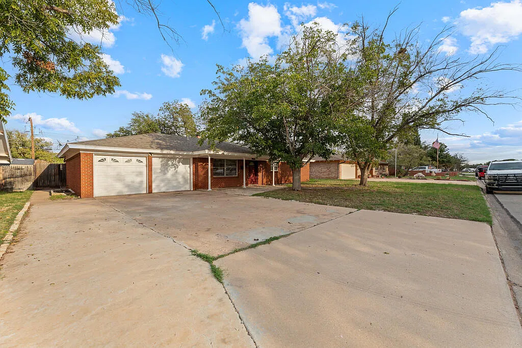 4 bed, 2.0 bath, 2207 sqft, $2,700 — Photo 2