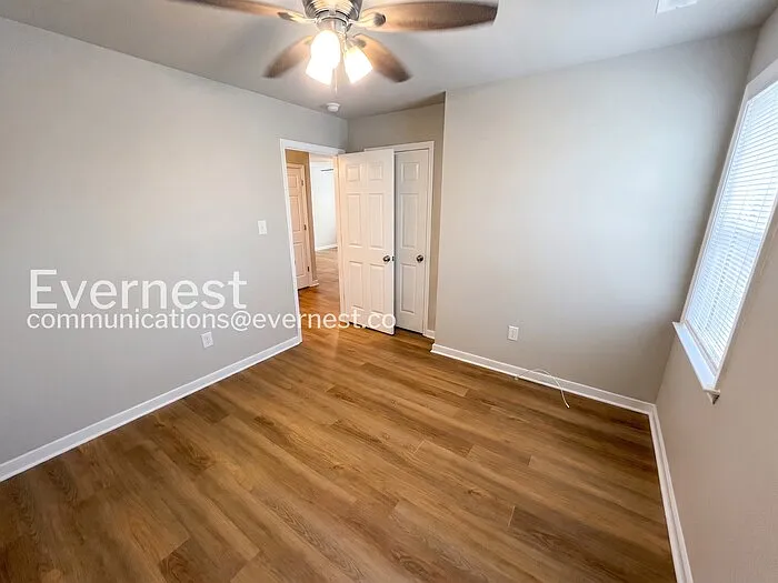 15815 Meridian Ave — Photo 9