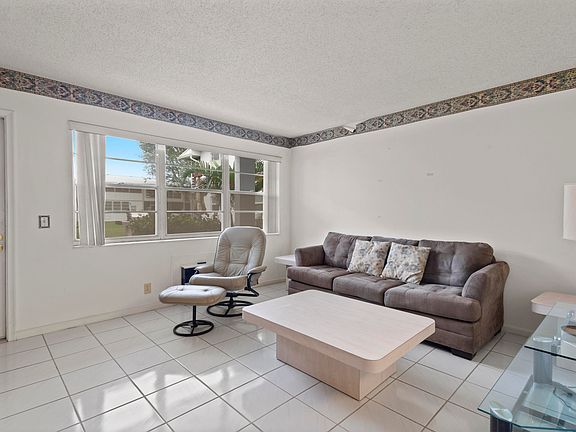 4th image of 270 Farnham L #270