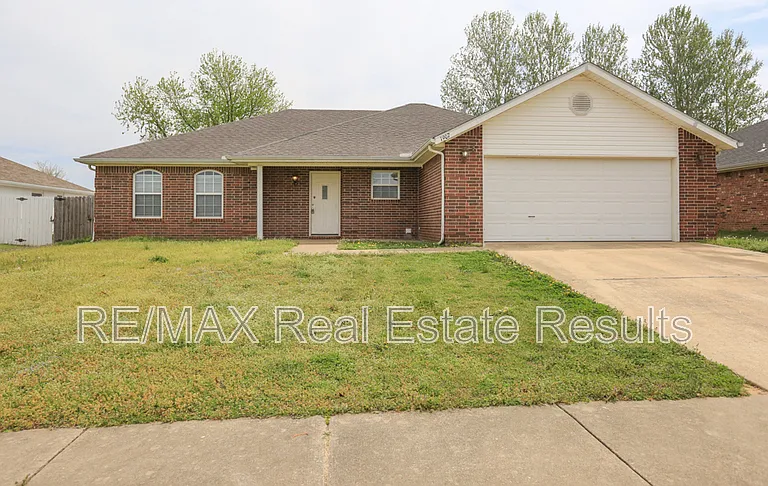1907 SW Columbus Rd — Photo 1