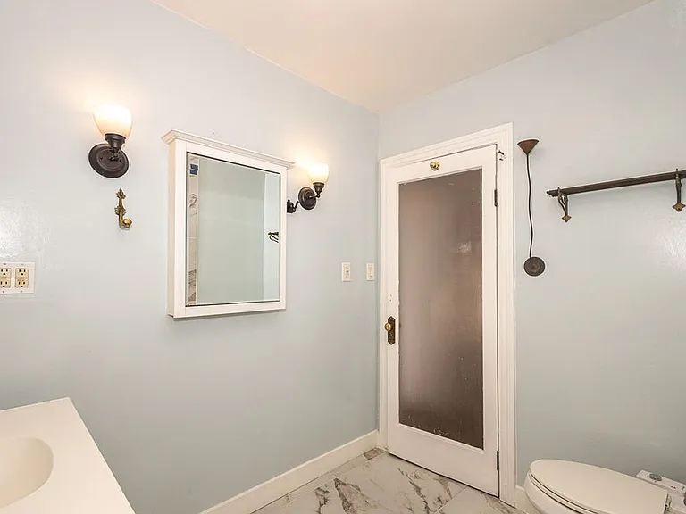 812 N June St — Photo 64
