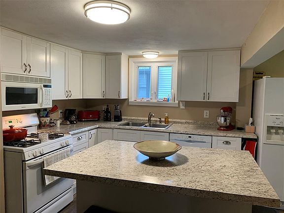 3rd image of 3011 Robins St