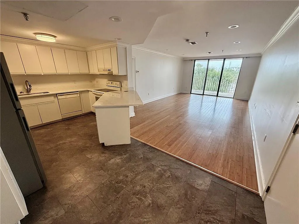 1 Marina Dr — Photo 2