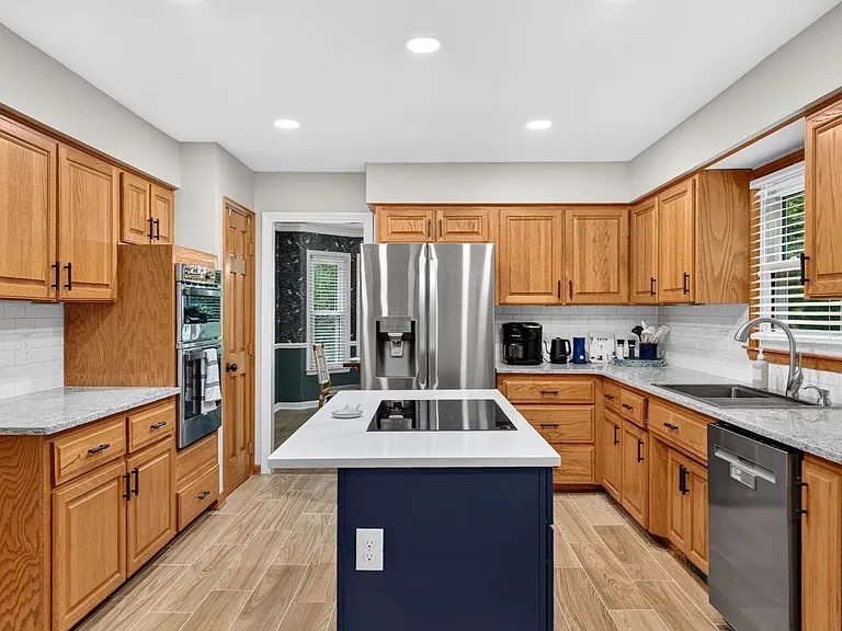 104 Exeter Ct — Photo 12