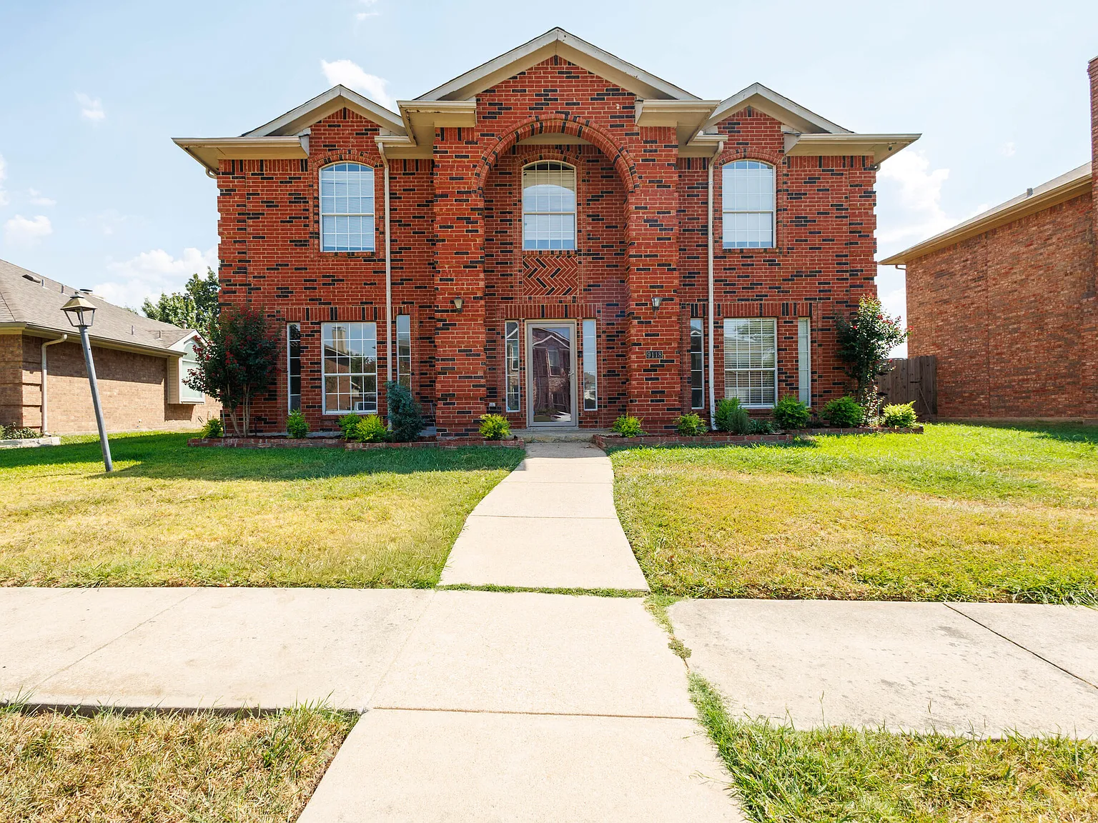 4 bed, 2.5 bath, 2700 sqft, $2,400 — Photo 1
