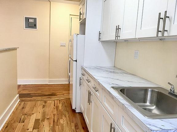 2nd image of 1124 Stratford Ave APT 3G