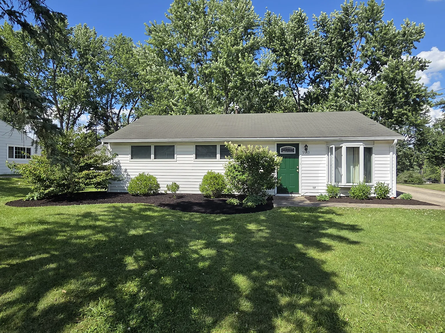 3 bed, 988 sqft, $1,900 — Photo 1