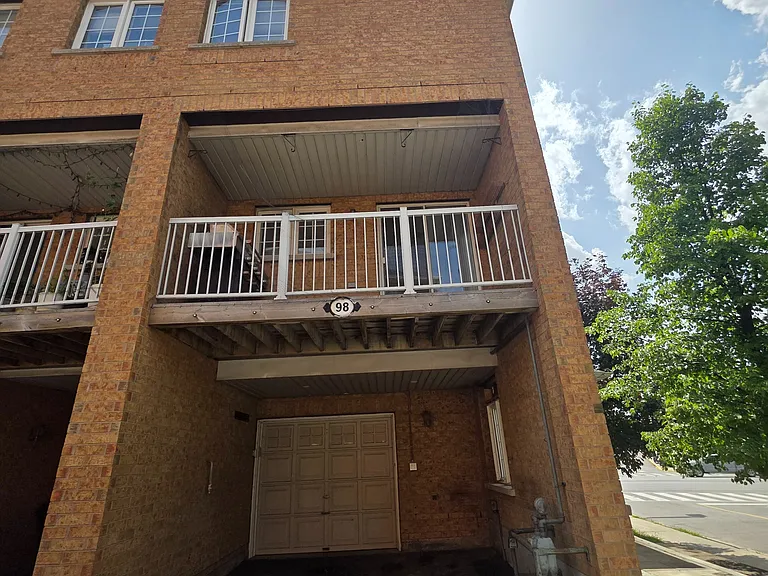 98 Birdstone Cres — Photo 1