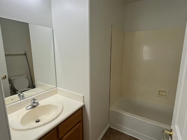 Upstairs Full Bathroom