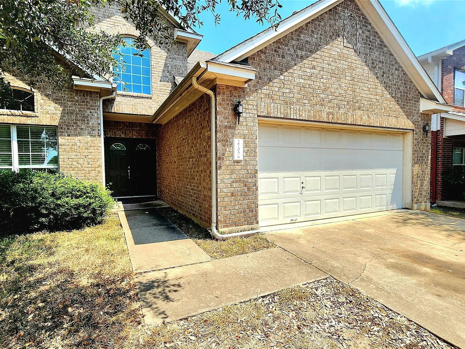 4 bed, 2.5 bath, 2118 sqft, $2,185 — Photo 1