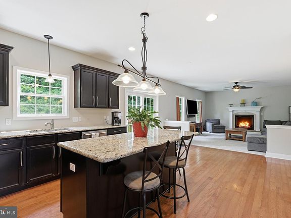 5th image of 115 Burgundy Ln