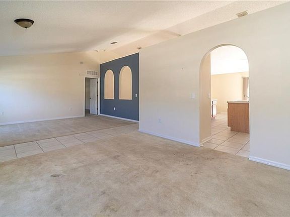 4th image of 1076 E New St