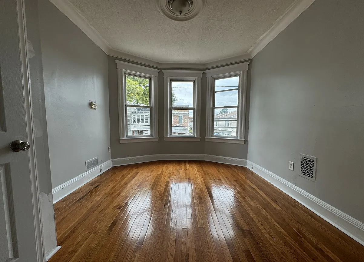 3 bed, 1000 sqft, $2,500 — Photo 2