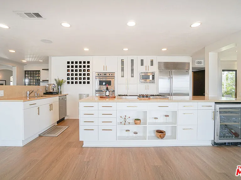13211 Mulholland Dr — Photo 26
