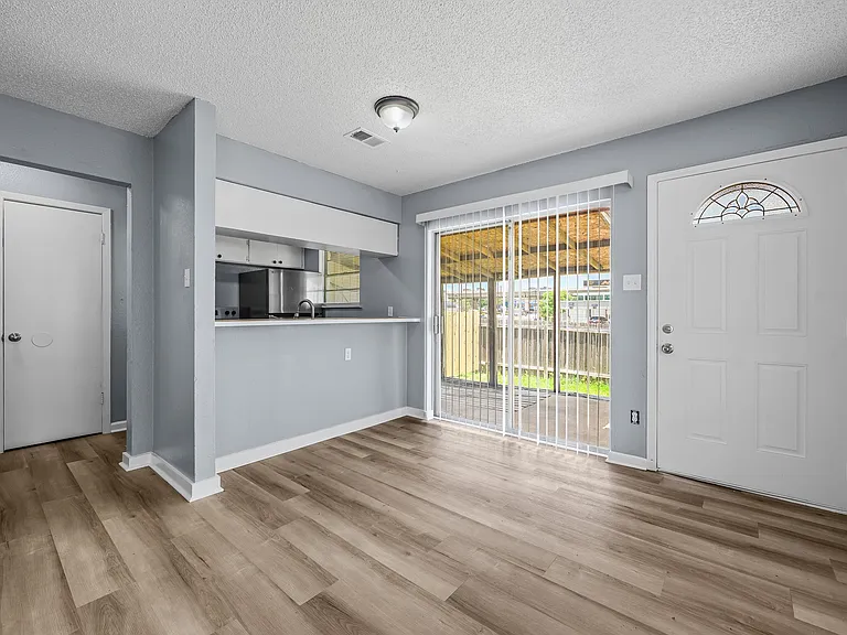 204 Northcrest Cir #D — Photo 2